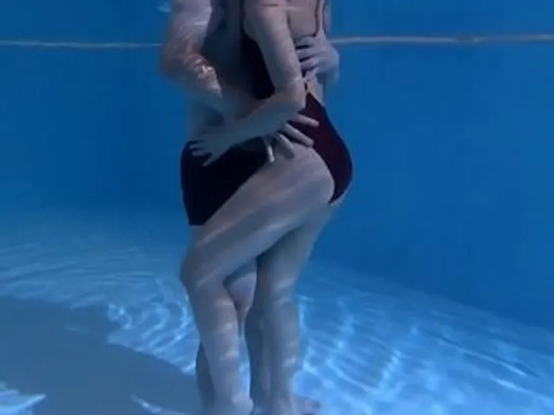 Anh xã lạnh nhạt, vợ yêu "đi ngoài" với hlv dạy bơi