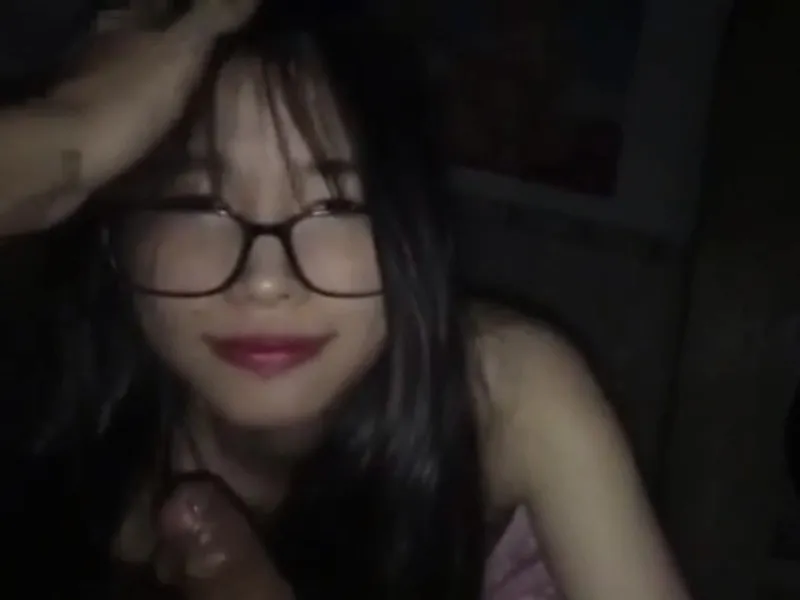 Cô vợ đi ca đêm, lẻn sang trọ để em học sinh kính cận liếm cu