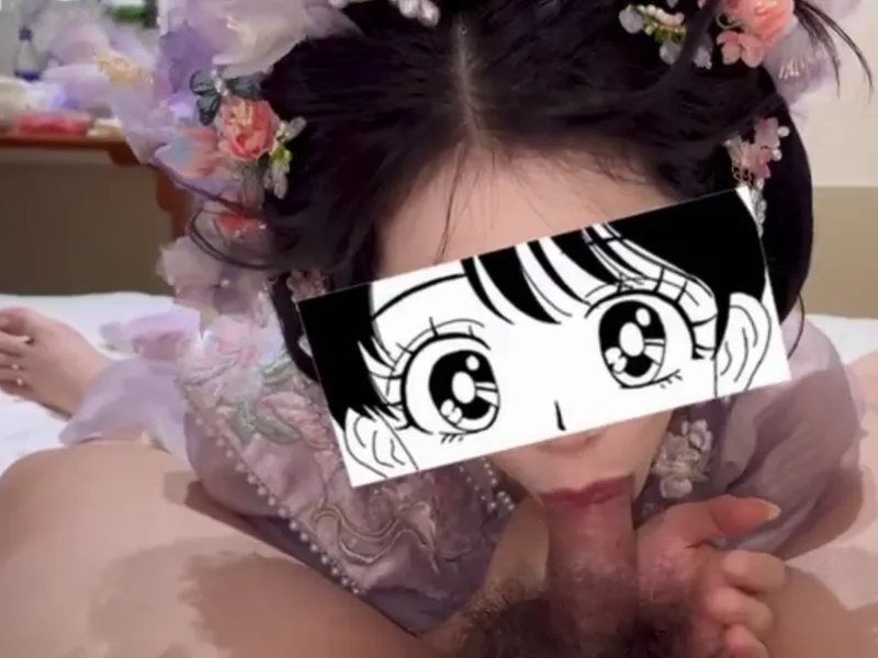 Gái xinh trong bộ đồ bé ngoan mút cây hàng cực đã