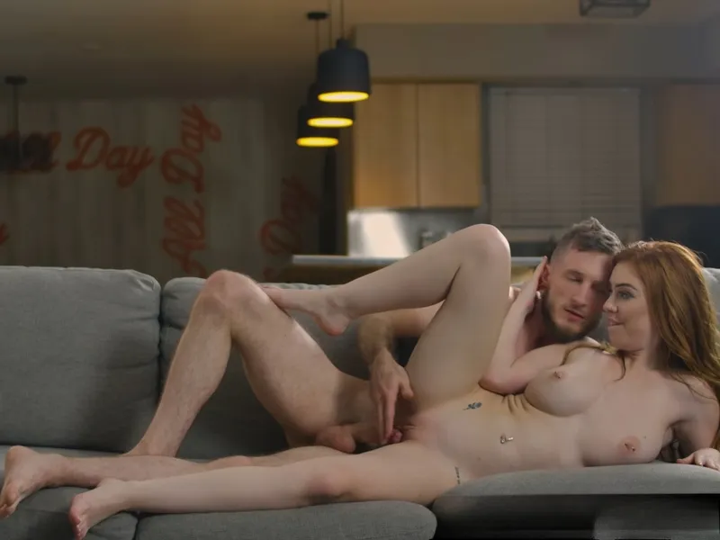 đang tăng ca mà cô bạn gái cứ dùng bím dụ tôi doggy cùng em